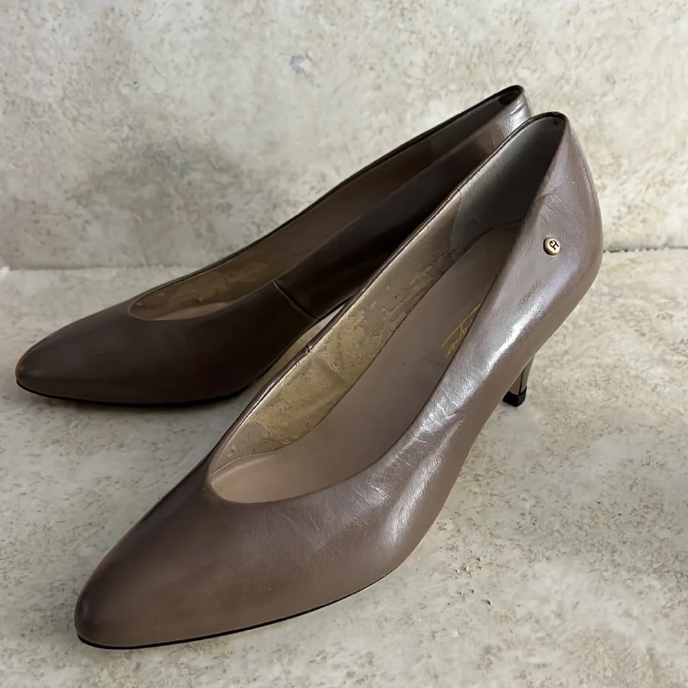 Etienne Aigner Vintage Leather Classic Heel Pumps size 8 N never worn